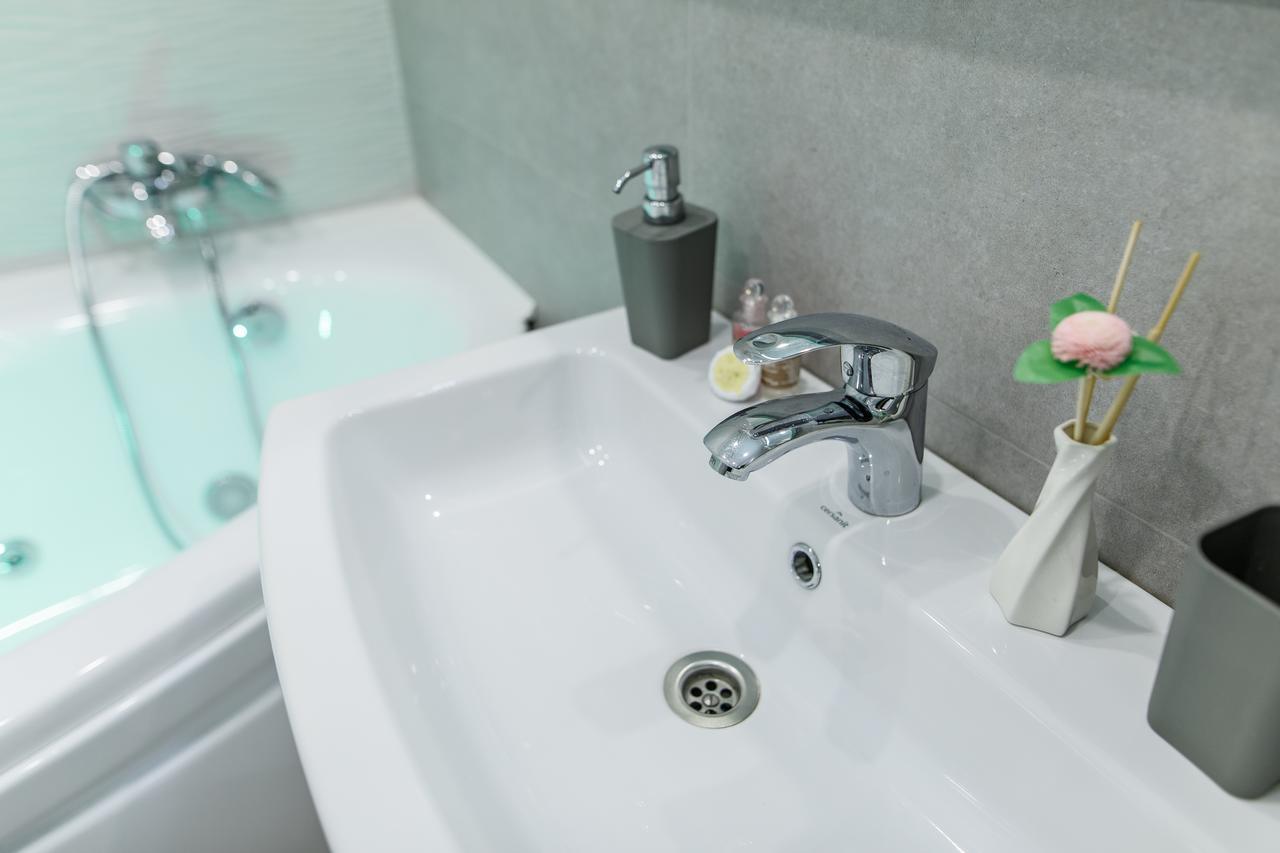 Studio Suite Near Lake With Jacuzzi Sumy Bagian luar foto