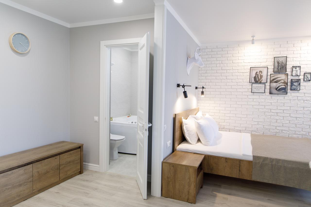 Studio Suite Near Lake With Jacuzzi Sumy Bagian luar foto