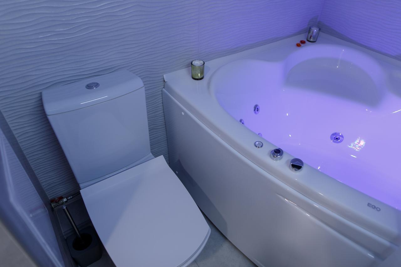 Studio Suite Near Lake With Jacuzzi Sumy Bagian luar foto